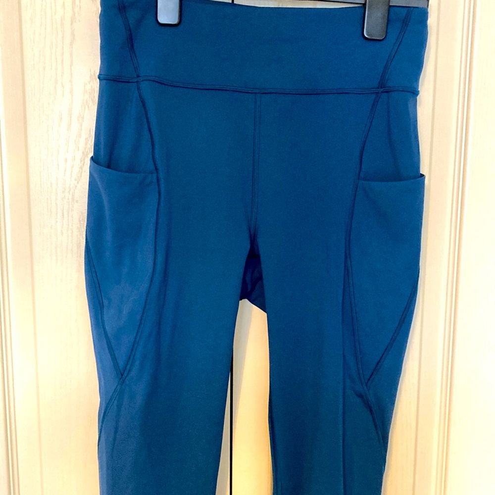 EUC Lululemon leggings with pockets. Peacock blue. Size 8.